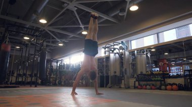 Güçlü adam yandan fitness Club crossfit eğitim sırasında yürüyüş