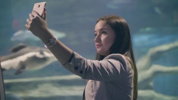 Güzel kadın oceanarium arka plan balık mobil selfie fotoğraf yapma — Stok video