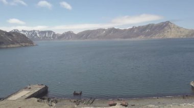 Piers sahil deniz su ve dağ manzara dron görünümünün arka planda üzerinde