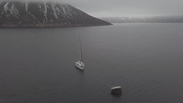 Yacht de mer debout sur l'ancre dans le brouillard sur paysage de montagne vue de drone — Video