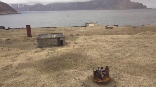 Zniszczone budynki na brzegu morza i widokiem na góry od latanie drone — Wideo stockowe