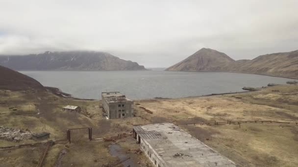 Ciudad arruinada y edificios destruidos en la montaña en la bahía de mar vista aérea — Vídeos de Stock