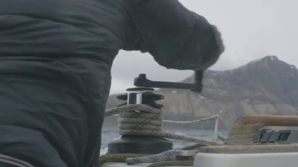 Sailor man rolki w górę liny na pokładzie żeglowania jachtem zbliżenie. Żeglarz działa z liny — Wideo stockowe