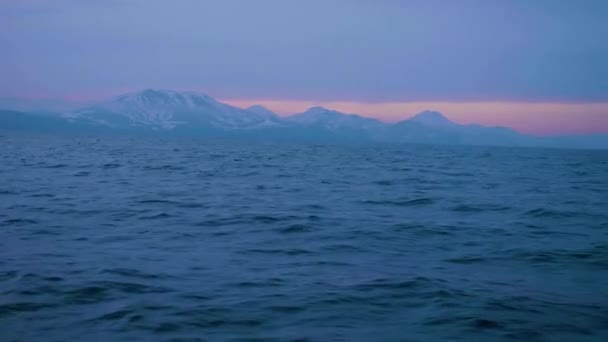 Bela manhã nascer do sol em montanhas nevadas e ondas de água do mar paisagem — Vídeo de Stock