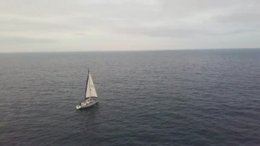 Bulutlu gökyüzü manzara mavi deniz yat yelken dron uçan üzerinden havadan görünümü