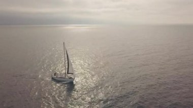 Su dalgaları üzerinde yaz yelken yalnız deniz yat gezisi havadan görünümü