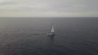 Lüks Yat ile mavi deniz manzarası arka plan havadan görünümü üzerinde yüzen beyaz yelken