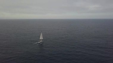 Dramatik manzara white yat yelken deniz manzarası arka plan havadan görünümü
