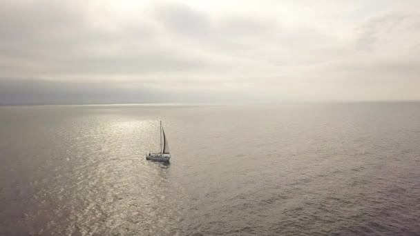 Naviga iaht în mare de aur în timp ce apus de soare frumos în cerul de seară peisaj aerian — Videoclip de stoc