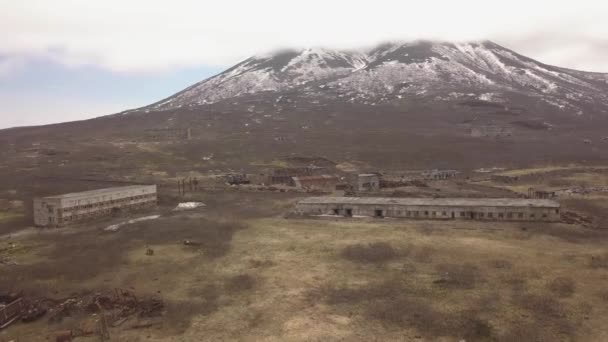 Ciudad abandonada y edificios destruidos en la vieja montaña con picos nevados paisaje — Vídeo de stock