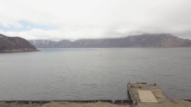 Deniz limanı terk edilmiş bağlantı noktası hava görünümünü kıyısında yakınındaki yelken tekne yelken