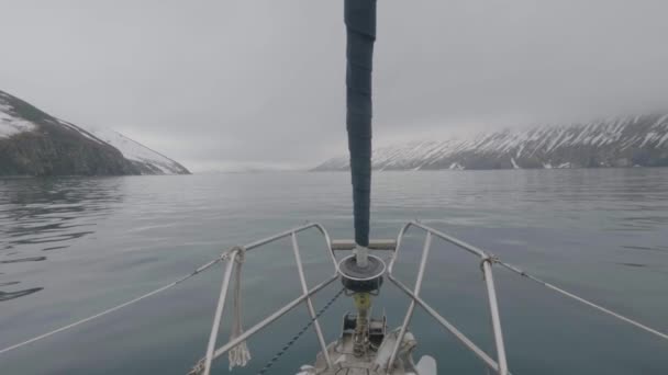 Ponto de vista de arco mar iate flutuante neve ilha e montanhas paisagem — Vídeo de Stock