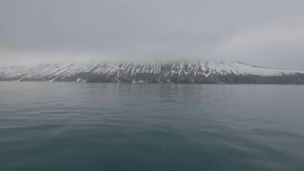 Snötäckta berg på kusten av Stilla havet Visa från styrelsen för segelfartyg — Stockvideo