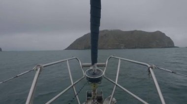 Yay yelken görünümünden kayalık adalar ve okyanus su kayalıklarla gemi. Yolculuk sırasında deniz manzarası