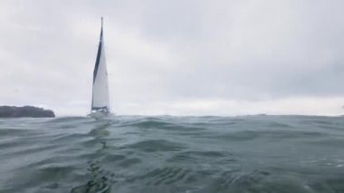 Sualtı görünümü deniz yat suda yelken. Okyanus su hattı görünümünde Yelkenli tekne