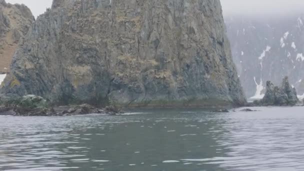 Felseninsel und schneebedeckte Berge im Meer Panoramablick vom Segelschiff — Stockvideo