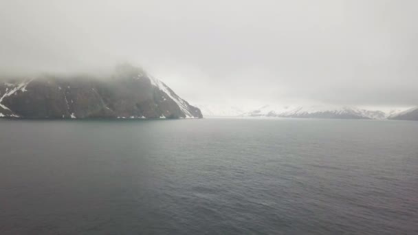 Montanhas e planaltos com picos nevados na água do oceano pacífico — Vídeo de Stock