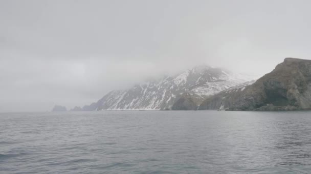 Paysage Panoramique Montagnes Enneigées Falaises Dans Brume Brumeuse Dans Océan — Video