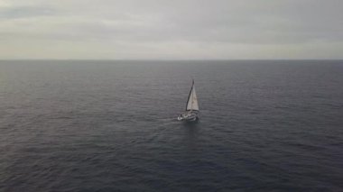 Lüks Yat ile mavi deniz manzarası arka plan havadan görünümü üzerinde yüzen beyaz yelken