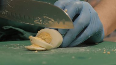 Şef aşçı kesme yumurta dilimleri gemide lokanta mutfağı kapat