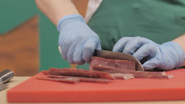 Las manos del chef cocinan usando carne mientras cocinan en el restaurante de cerca —  Fotos de Stock