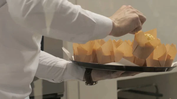 Kezek baker elhelyezés tálca Muffin papír betakar pékség bolt — Stock Fotó