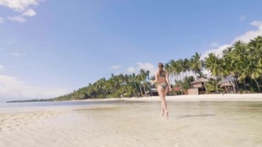 Kaygısız kadın yaz sahilde deniz suyu üzerinde çalışan. Cennet plaj gurl