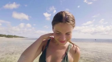Portre yaz bikini deniz suyu Cennet plaj üzerinde zevk güzel kadın