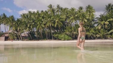 Bikini sıcak gününde taze suya düşen deniz plaj karınca üzerinde yürüyen güzel bir kadın. Kadın zevk deniz suyu güneşli gün gülümseyerek. Cennet Adası'nda Okyanusu rahatlatıcı kız.