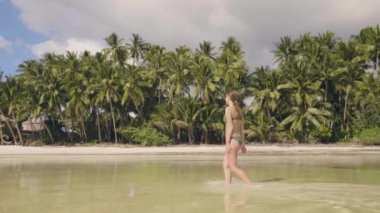 Bikini sıcak gününde taze suya düşen deniz plaj karınca üzerinde yürüyen güzel bir kadın. Kadın zevk deniz suyu güneşli gün gülümseyerek. Cennet Adası'nda Okyanusu rahatlatıcı kız.