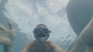 Snorkeler maskeli adam ve vahşi balina köpekbalığı açık deniz suyu arasında yüzme ve selfie çekim video tüp. Şnorkel ve balina köpekbalığı okyanus izlerken dostum. Sualtı görünümü vahşi deniz hayvan.