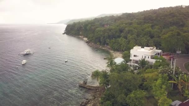 Fekvő hotel a tengerparttól és autó vezetés a kanyargós úton a part mentén. Drone felvételeket. A légi felvétel a drone türkizkék óceán víz resort hotel a strandon — Stock videók