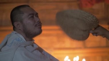 Ritüel sihirli evde şifa. Hasta adam üfleme fanı töreni şifa cadı. Etnik otantik gelenekleri.