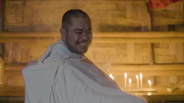 불타는 촛불 배경에 종교 의식 하면서 본격적인 성전에서 아시아 남자. 마법의 집에서 마법 의식 하면서 치유에 행복 한 사람이 희망. 비 전통 및 치유. — 비디오