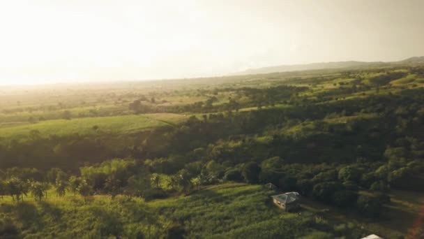Drone weergave regen val Aziatische dorp omvallen. Luchtfoto landschap groente tuin en landbouw veld in Aziatische platteland tropische regen. — Stockvideo