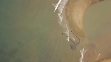 Drone görünümü net deniz tekne ile Balık tutma. Balıkçı tekne balık deniz suyu içinde net ile yakalamak. Balıkçılık ve avcılık okyanusta.