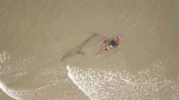 Widok z lotu ptaka rybacy używają sieci do połowu ryb w wodzie morskiej. Nielegalne połowy, polowania i kłusownictwo w wodzie morskiej. Drone, Strzelanie. — Wideo stockowe