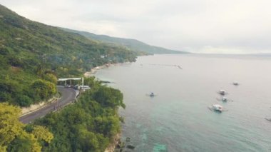 Drone görünümü özel tekneler ufuk arka plan üzerinde deniz balina köpekbalığı besleme için. Denizde yüzen vahşi balina köpekbalığı besleme için hava manzara tekneler.