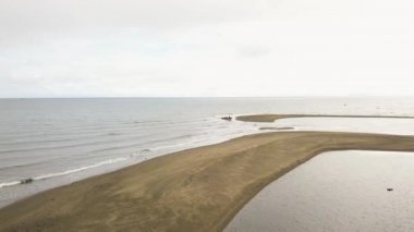 Havadan görünümü balıkçılar tarafından net balıkçı teknesi Denizi üzerinden balık yakalamak. Balıkçı balıkçılık balık tekne deniz kıyısında net ile görünüm robot.