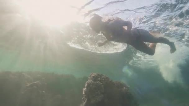 Szemüveg, víz alatti úszás, snorkeling, kék tenger, a napfény háttér boldog nő. Fiatal nő víz alatti úszás háttérben korallzátony. — Stock videók