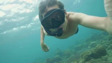 Genç şnorkel ile adam ve denizde dalış ve selfie video çekim maske. Su altında balık ve mercan resif üzerinde yüzme ve kamera için arıyorum dostum. Dalış ve şnorkel.