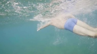 Maskeli adam açık suda şnorkelle yüzerek, sualtı çekim.