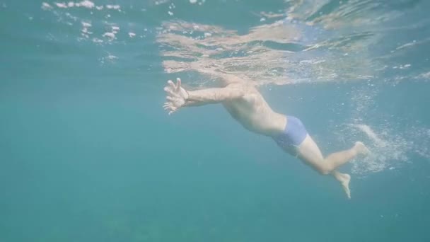 Un homme méconnaissable nage, abattu sous l'eau . — Video