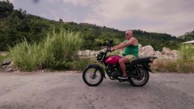 Yetişkin adam doğa manzara yolda motosiklet sürme. Yolda motosikletle seyahat eden kıdemli adam. Motosiklet yaşam tarzı.
