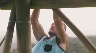 Fitness adam eğitim tropikal dağlık manzara yatay bar üzerinde egzersiz kadar çekerek. Atlet adam spor salonunda açık çapraz bar üzerinde egzersiz kadar çekin yapıyor. Spor ve sağlıklı yaşam tarzı.