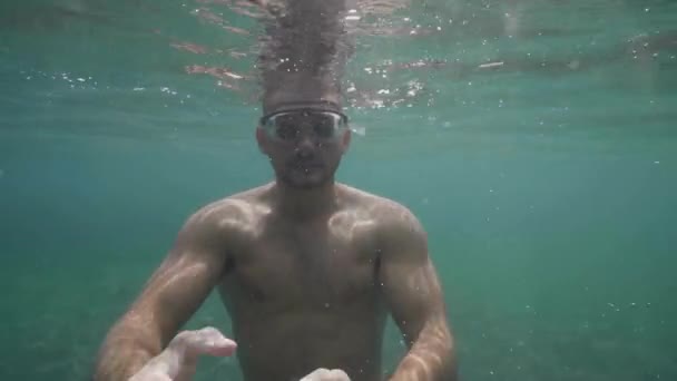 Glücklicher Touristenmann Freediver, der seinen Urlaub genießt, taucht unter Wasser in tropischen Ozeanstrand. Tropenurlaub-Konzept. — Stockvideo