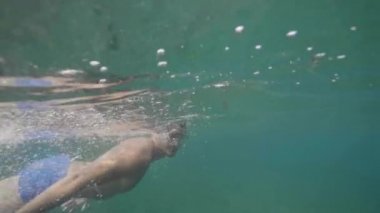 Mutlu turist adam sualtı dalış ve tropikal plajda maske yüzme. Tropikal tatil konsepti.