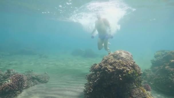 Hombre atlético está entrenando con pesas bajo el agua . — Vídeo de stock