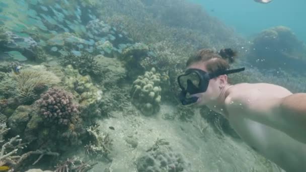 El buceador está nadando buceando y haciendo videos de selfies bajo el agua en el océano. Concepto de vacaciones tropicales . — Vídeo de stock