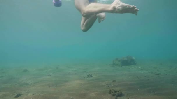 Człowiek freediver jest szkolenie z hantlami podwodne, widok z boku. — Wideo stockowe